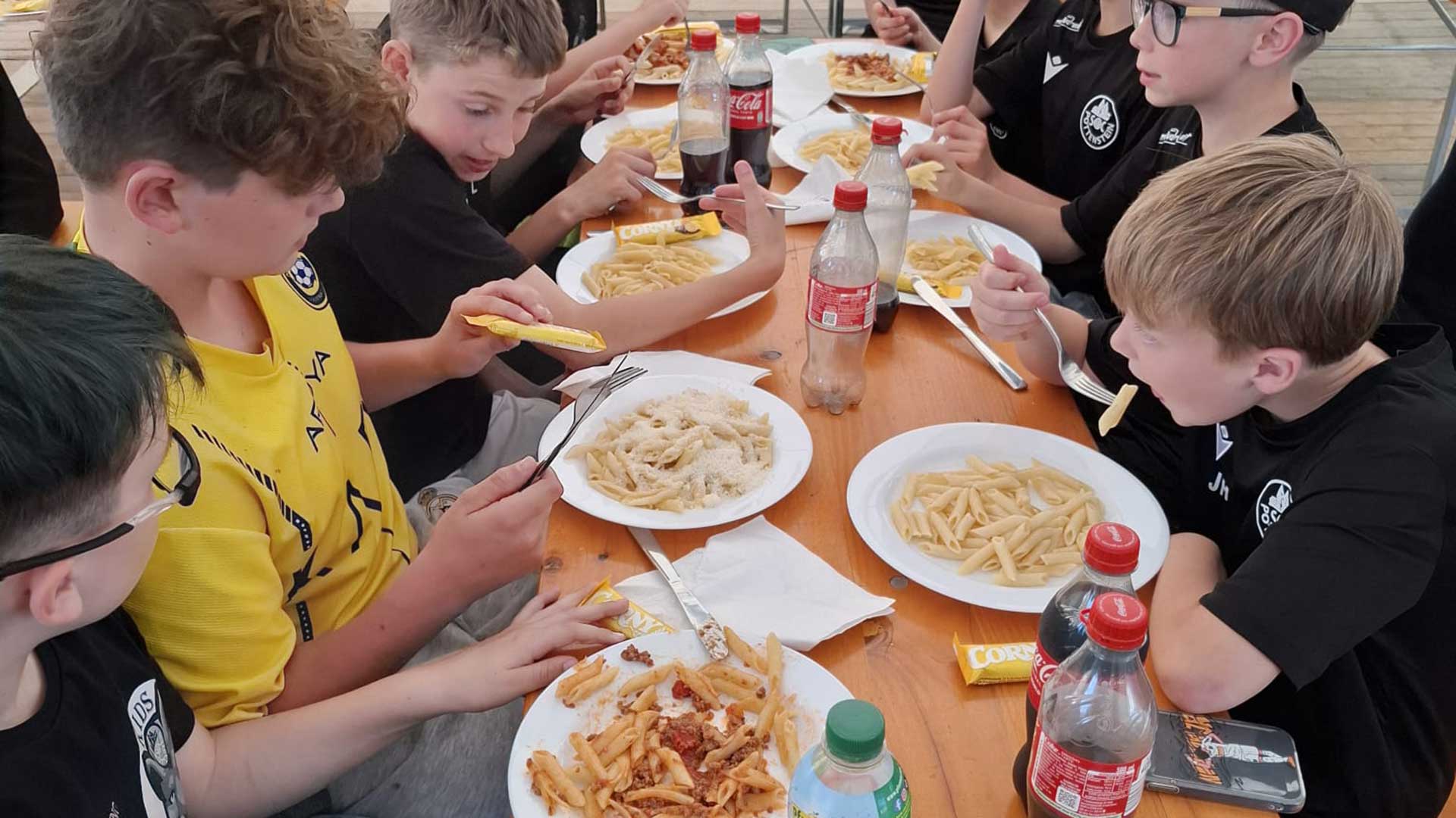 Gemeinsames Carb-Loading der U12 des SC Pottenstein vor den Spielen