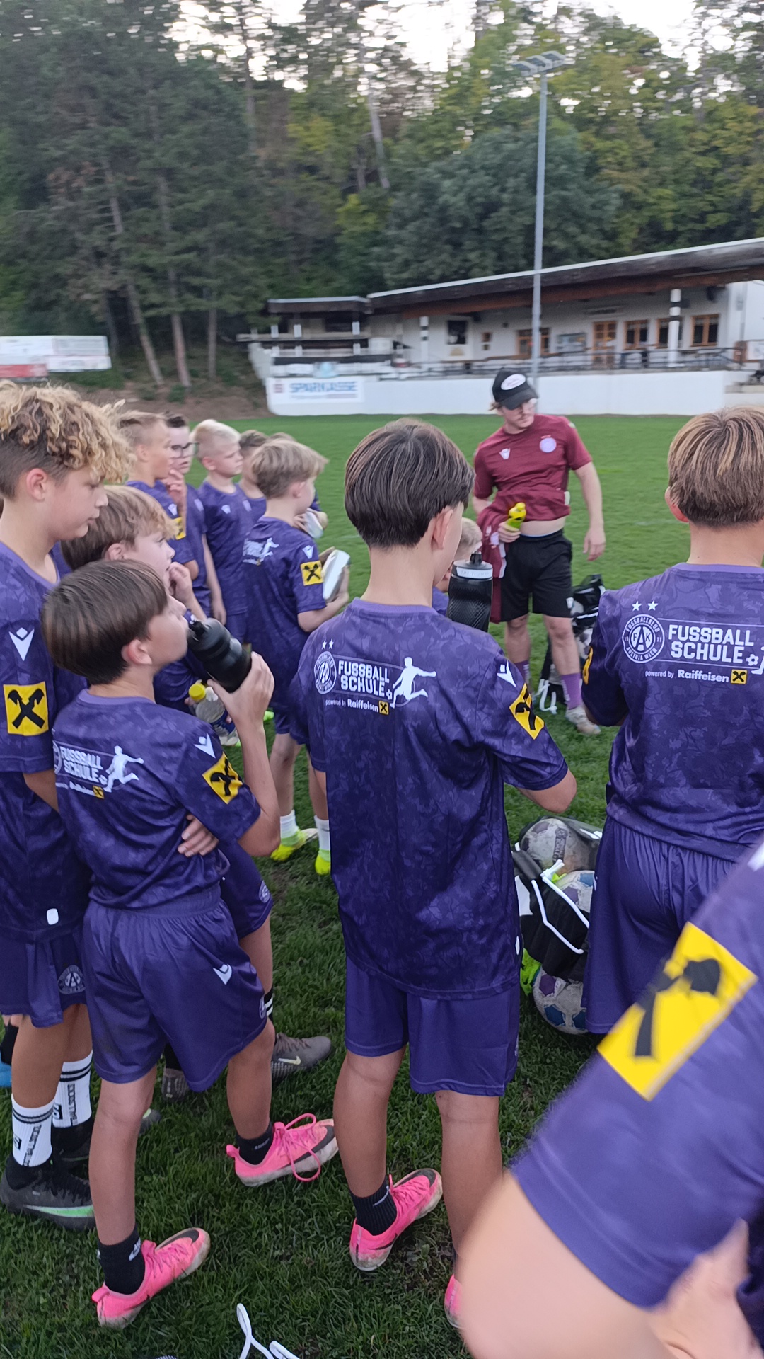 Kinder der FK Austria Wien Fußballschule bei der zweiten Trainingseinheit am Sportplatz SC Pottenstein