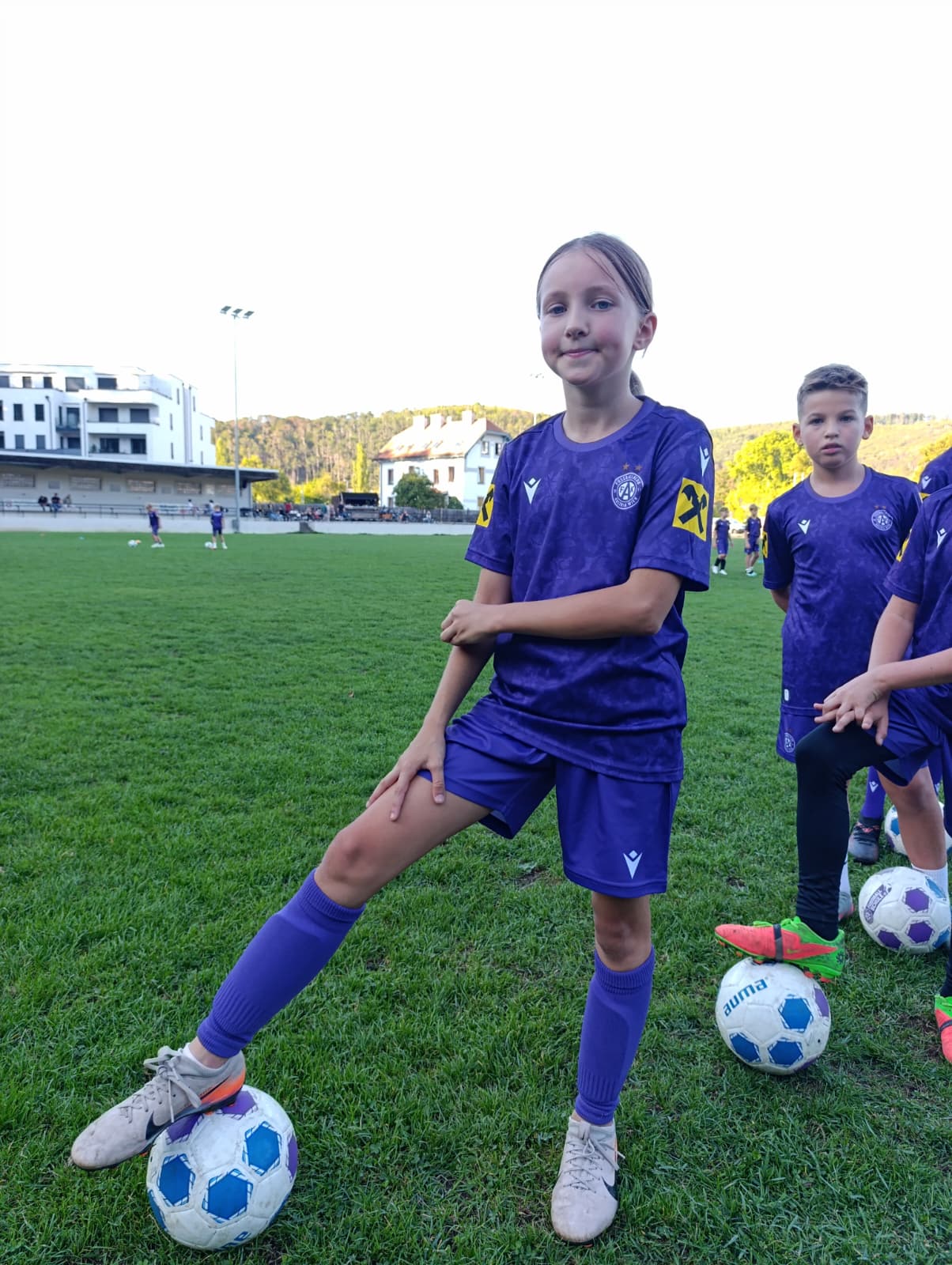 Kinder der Austria-Fußballschule beim gemeinsamen Training am Sportplatz SC Pottenstein