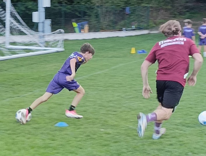 Dribbling-Übung bei der zweiten Einheit der Austria-Fußballschule in Pottenstein