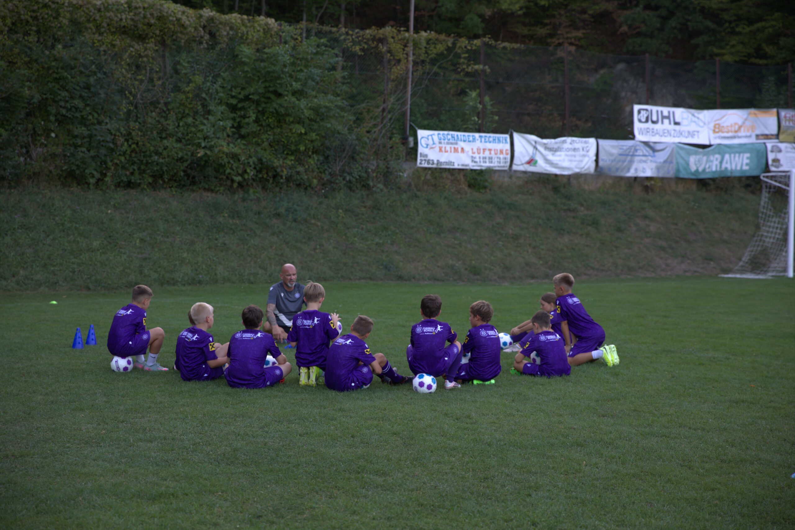 Gruppenarbeit beim ersten Training der Austria-Fußballschule in Pottenstein