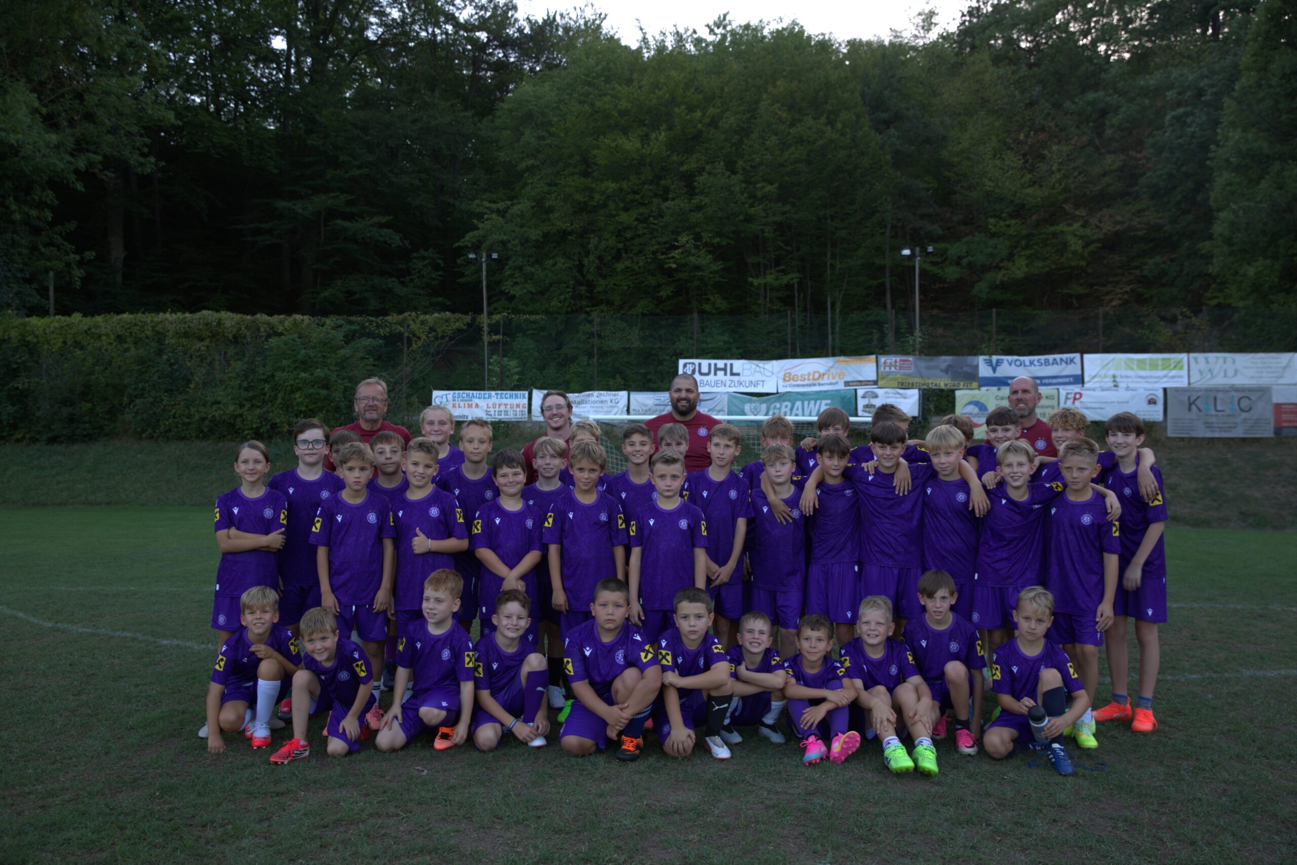 Gruppenfoto der Kinder der Austria-Fußballschule in Pottenstein