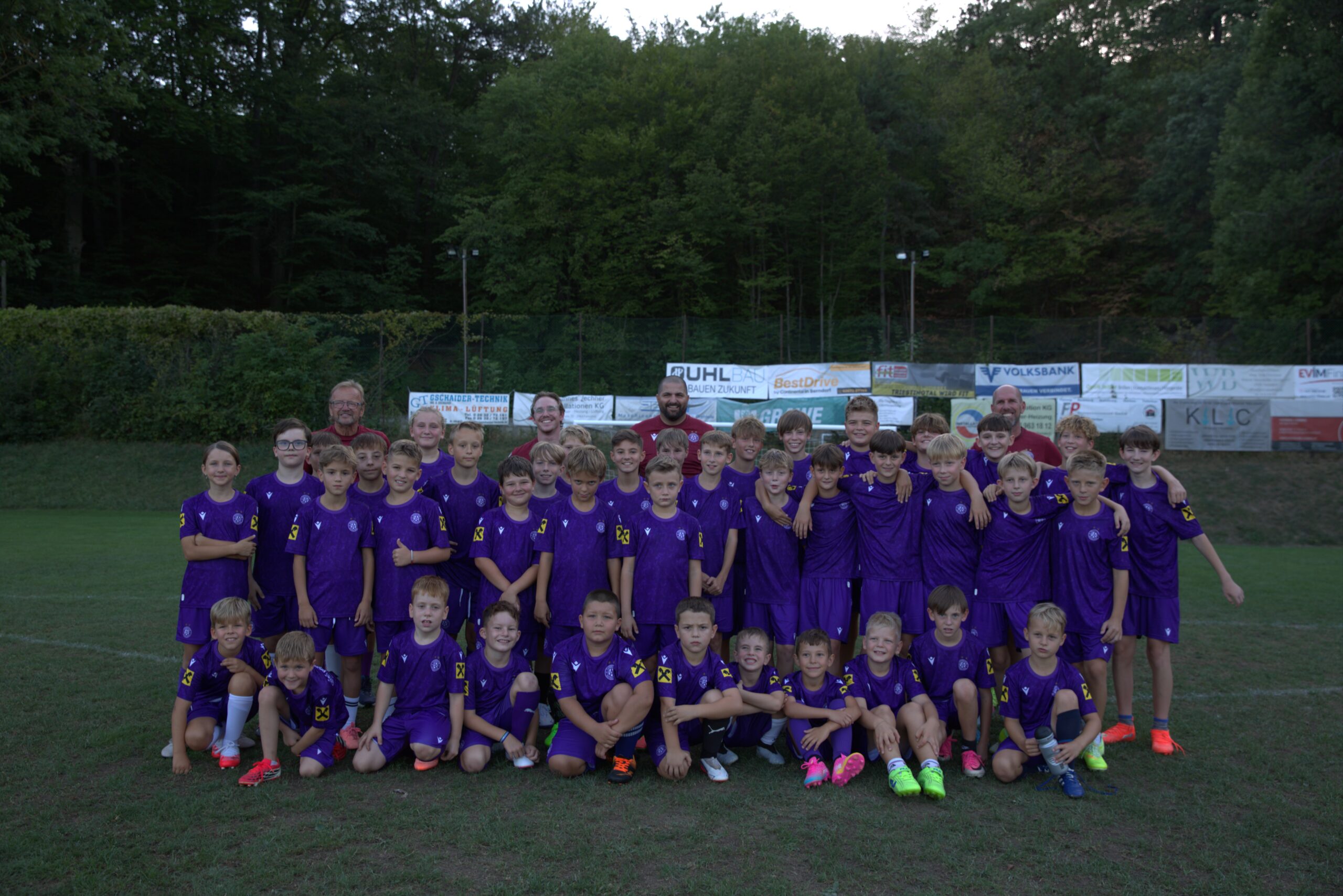 Gruppenfoto zum Auftakt der FK Austria Wien Fußballschule am Sportplatz SC Pottenstein